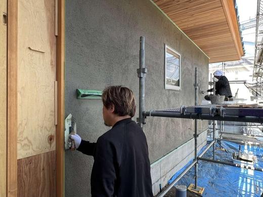【久喜市菖蒲町の家】外壁の下地を塗っています
