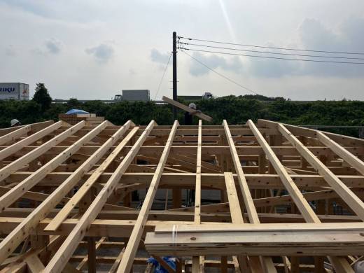 【ヤジマ様社屋新築工事】屋根垂木を並べています。